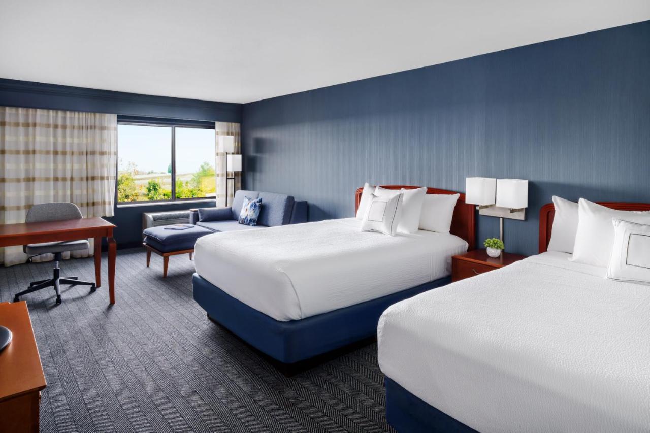 Отель Courtyard By Marriott Sacramento Фолсом Экстерьер фото