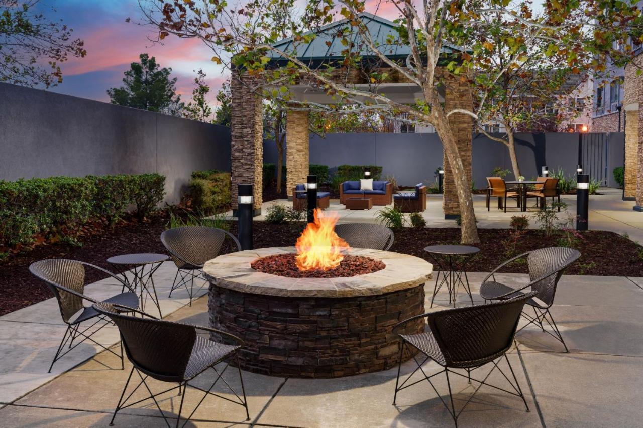 Отель Courtyard By Marriott Sacramento Фолсом Экстерьер фото