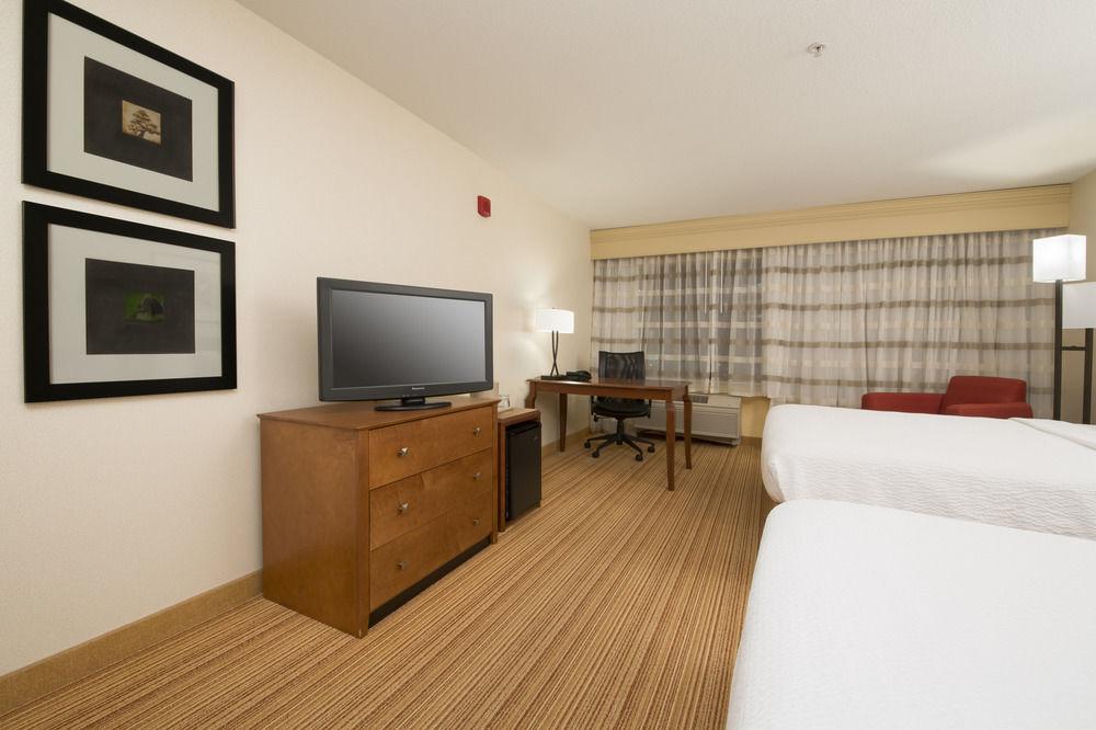 Отель Courtyard By Marriott Sacramento Фолсом Экстерьер фото