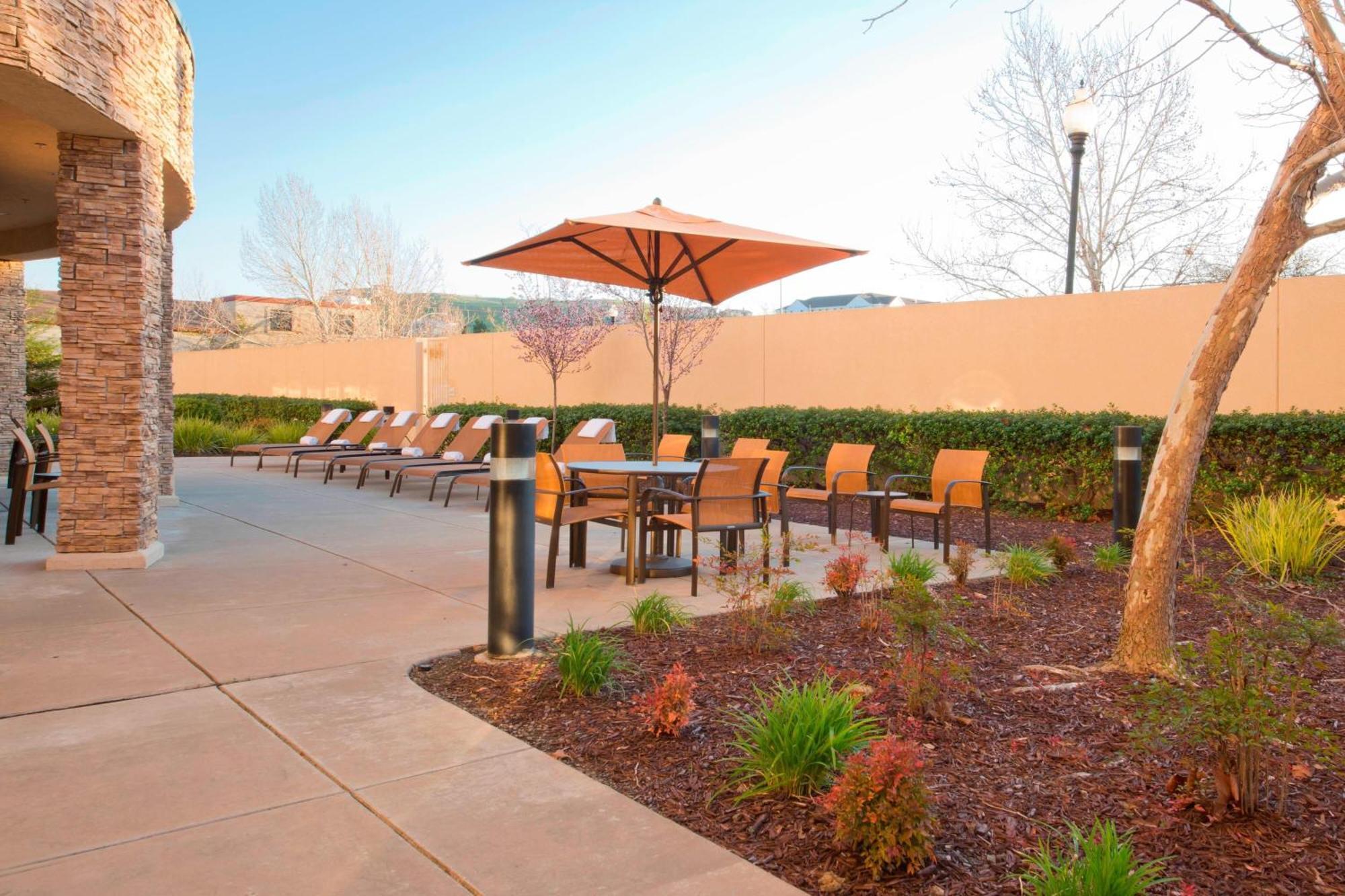 Отель Courtyard By Marriott Sacramento Фолсом Экстерьер фото